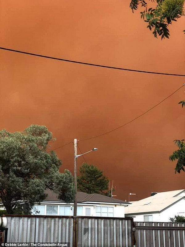 天空变成血红色！新州小镇被沙尘暴“吞没” 场面宛如世界末日（视频/组图） - 6