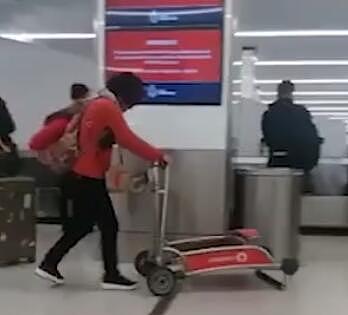 懵懵哒！亚裔旅客在悉尼机场倒推行李车 视频拍摄者被批太冷漠（视频/组图） - 1