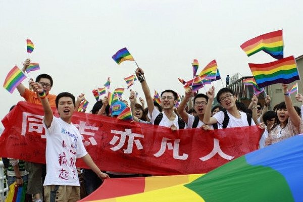 长沙百余同性恋街头游行反歧视.jpg,0