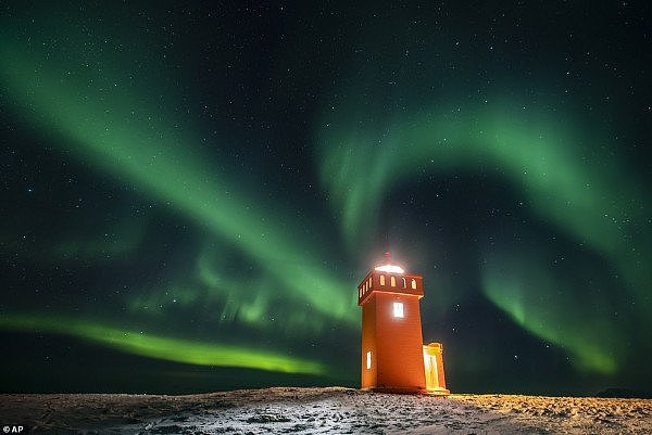 10383046-6753391-Aurora_borealis_in_the_sky_above_a_lighthouse_to_the_village_of_-a-4_1551308925389.jpg,0