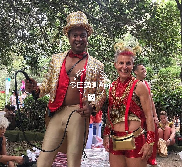 现场直播！悉尼同性恋狂欢节大游行正式开始！华人方阵揭神秘面纱，猛男靓女看个够！（视频/组图） - 35