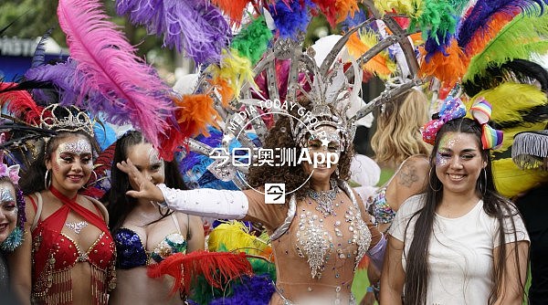 现场直播！悉尼同性恋狂欢节大游行正式开始！华人方阵揭神秘面纱，猛男靓女看个够！（视频/组图） - 30