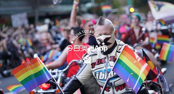 现场直播！悉尼同性恋狂欢节大游行正式开始！华人方阵揭神秘面纱，猛男靓女看个够！（视频/组图） - 14