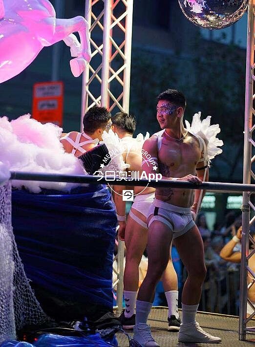 现场直播！悉尼同性恋狂欢节大游行正式开始！华人方阵揭神秘面纱，猛男靓女看个够！（视频/组图） - 12