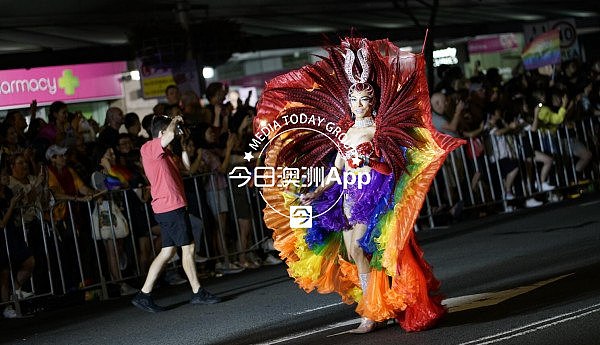 现场直播！悉尼同性恋狂欢节大游行正式开始！华人方阵揭神秘面纱，猛男靓女看个够！（视频/组图） - 1