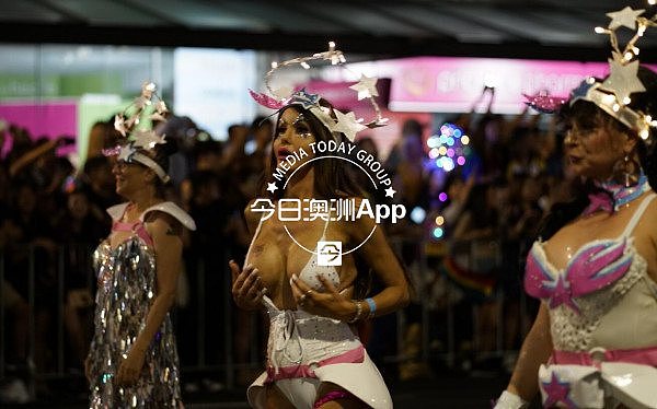 现场直播！悉尼同性恋狂欢节大游行正式开始！华人方阵揭神秘面纱，猛男靓女看个够！（视频/组图） - 6