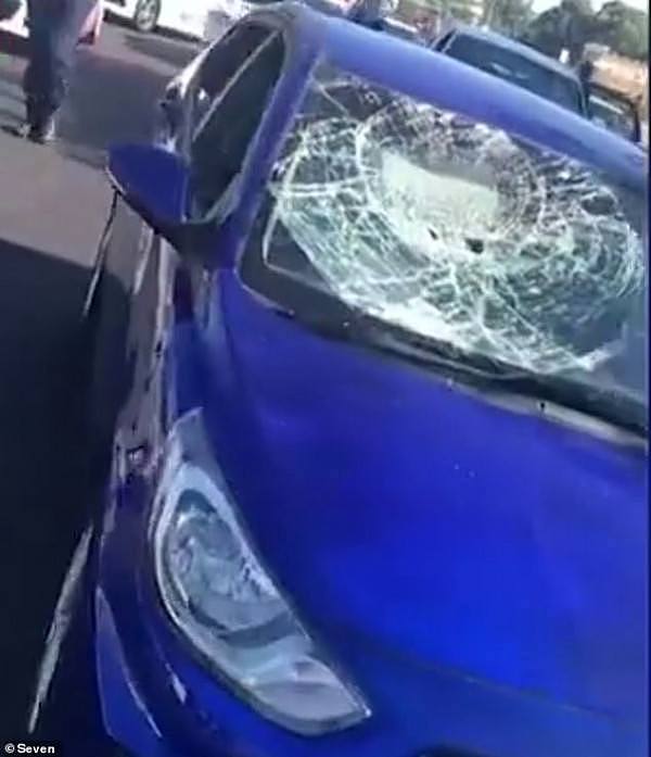 恐怖！悉尼公路上演街头袭击 男子酒后滋事“砸车砍人” ！（组图/视频） - 1