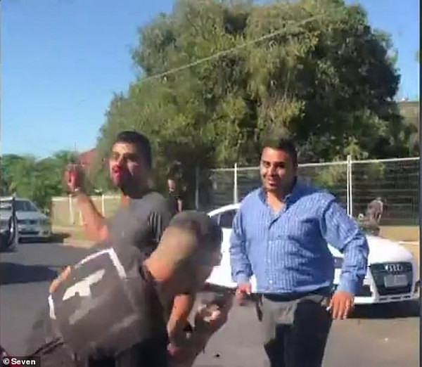 恐怖！悉尼公路上演街头袭击 男子酒后滋事“砸车砍人” ！（组图/视频） - 2