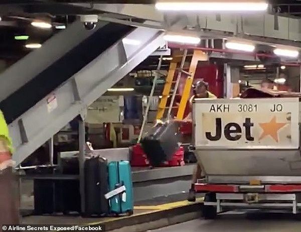 乘客惊呆了！视频显示，悉尼机场工作人员就是这样处理旅客行李的！？（视频） - 1