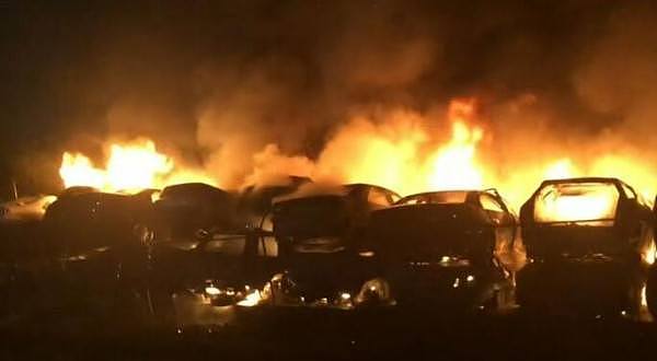 40多辆汽车被彻底烧毁！悉尼西区昨夜突发大火 50名消防员奋战一整晚（组图） - 3