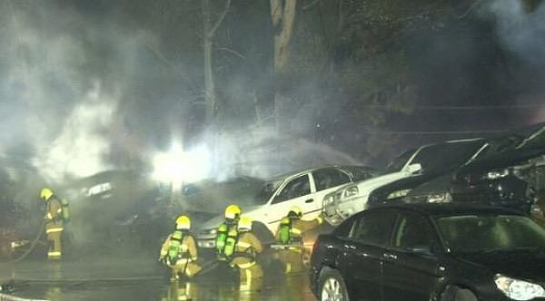 40多辆汽车被彻底烧毁！悉尼西区昨夜突发大火 50名消防员奋战一整晚（组图） - 2
