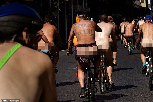 全身赤裸，一丝不挂！澳洲街头出现大量裸体骑行者，路人纷纷看呆！（组图） - 4