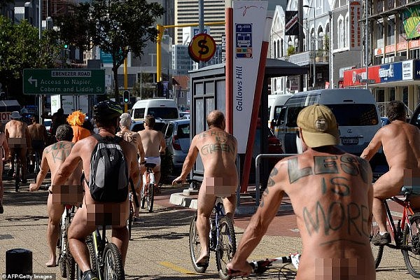 全身赤裸，一丝不挂！澳洲街头出现大量裸体骑行者，路人纷纷看呆！（组图） - 5