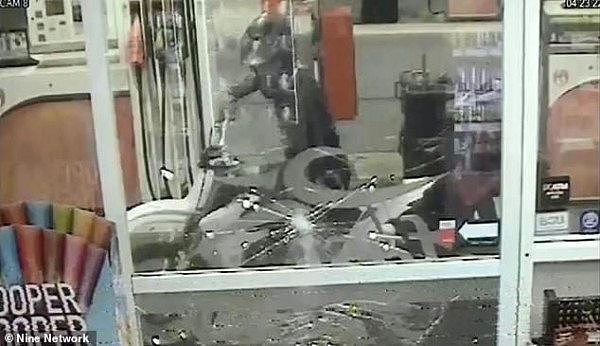 留学生打工差点死在锤子下！歹徒闯入悉尼加油站，重击员工头部16次，抢走现金香烟跑了！（组图） - 5
