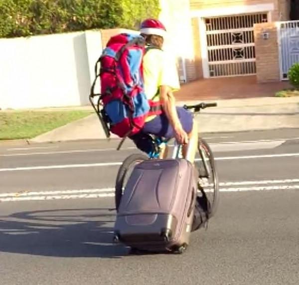 这波操作有点6！澳男单手骑自行车并拖上俩行李箱 网友直呼“危险”（组图） - 2
