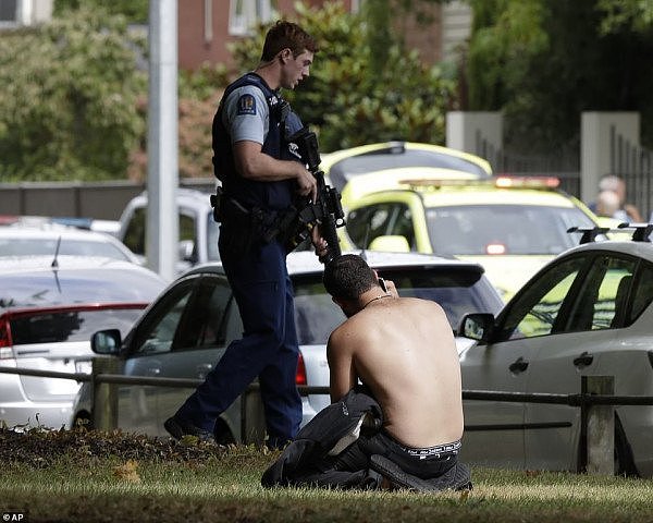 视频曝光！新西兰清真寺枪手直播屠杀，已致49人死亡！疑为澳人，“白人至上”（视频） - 13