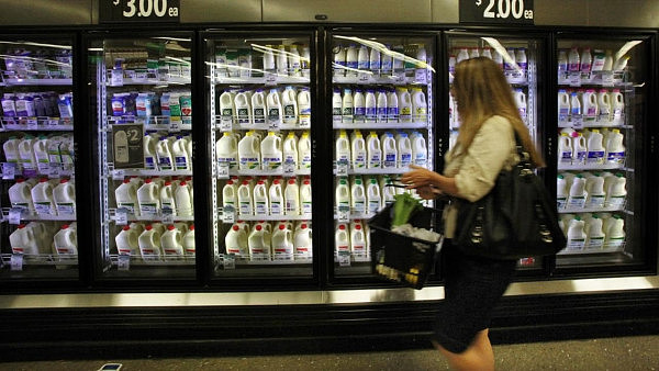 1话题》澳洲超市自有品牌牛奶涨价能否助奶农度干旱？1.jpg,0