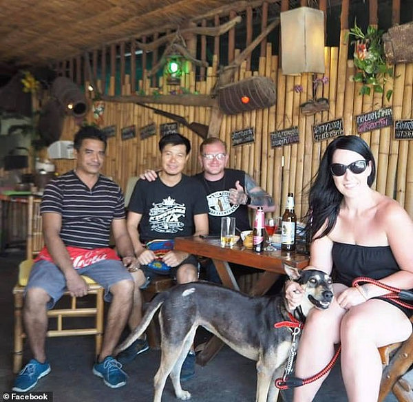 澳洲夫妇泰国度假被猴子围攻，流浪狗将两人解救（图） - 3