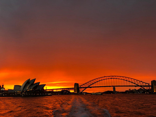 天现异象，美到窒息！悉尼今日晚霞如血，天空悬挂双彩虹！（组图） - 1