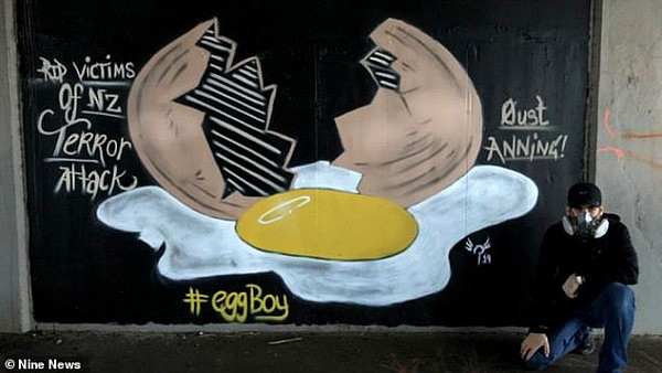继奖品、送钱、筹款后，维州一公路桥上出现“鸡蛋少年万岁”涂鸦（视频/图） - 4