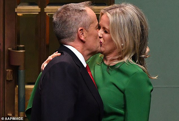 11850796-6885493-Leader_of_the_Opposition_Bill_Shorten_kisses_wife_Chloe_after_de-m-23_1554370632700.jpg,0