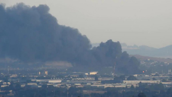 刚刚，墨尔本化学废料厂传爆炸声，大火肆虐毒烟密布，浓烟正向南蔓延，或将持续数日（组图） - 3