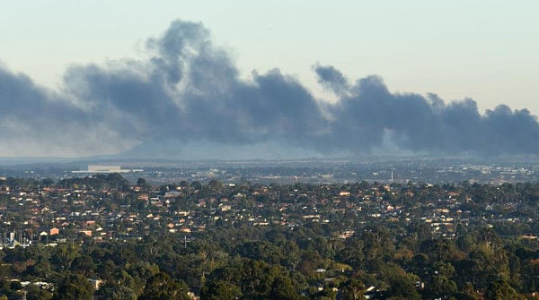 刚刚，墨尔本化学废料厂传爆炸声，大火肆虐毒烟密布，浓烟正向南蔓延，或将持续数日（组图） - 2