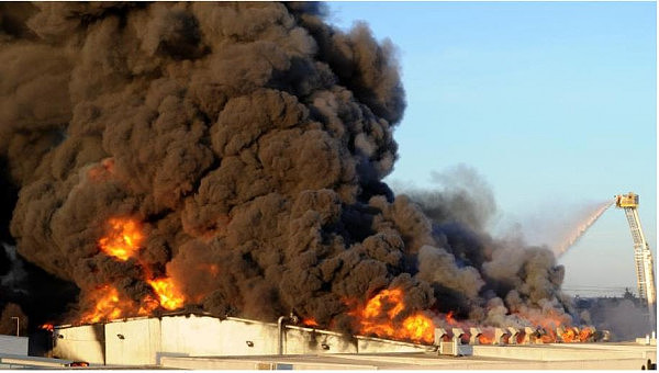 刚刚，墨尔本化学废料厂传爆炸声，大火肆虐毒烟密布，浓烟正向南蔓延，或将持续数日（组图） - 4