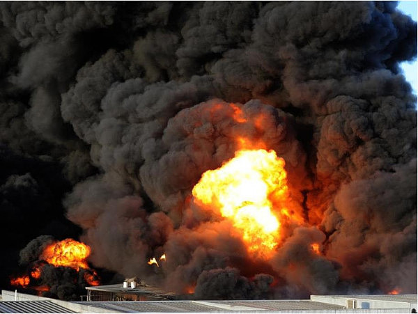 刚刚，墨尔本化学废料厂传爆炸声，大火肆虐毒烟密布，浓烟正向南蔓延，或将持续数日（组图） - 7