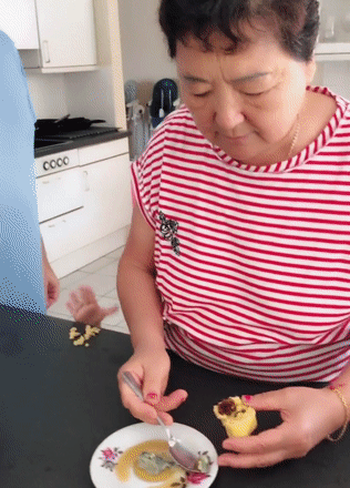 悉尼华人大妈给洋女婿吃中国美食，吓得对方狂吐不止！播放量破千万（视频） - 4