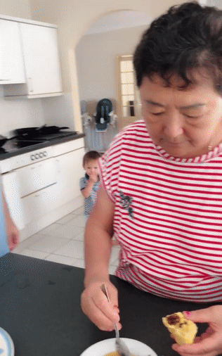 悉尼华人大妈给洋女婿吃中国美食，吓得对方狂吐不止！播放量破千万（视频） - 3