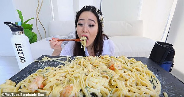 新州女孩在YouTube直播吃肯德基！但在韩国人面前，她彻底输了（视频） - 3