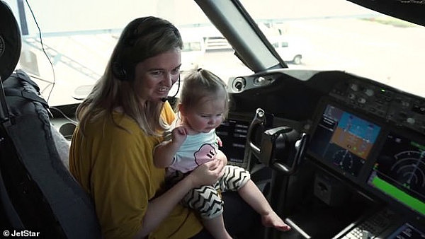 墨尔本夫妇飞机驾驶舱内求婚视频疯传！当事人：“很惊讶、感动”（视频/组图） - 2