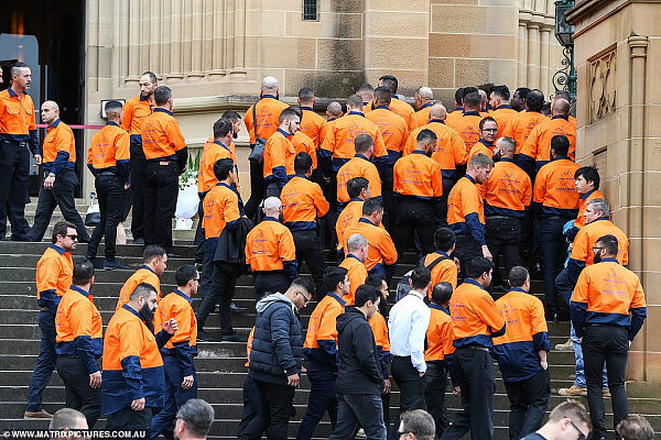 Macquarie Park脚手架倒塌砸死18岁学徒工 工友汇成“橙色海洋”为其送行（组图） - 3
