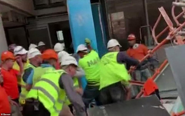 Macquarie Park脚手架倒塌砸死18岁学徒工 工友汇成“橙色海洋”为其送行（组图） - 15