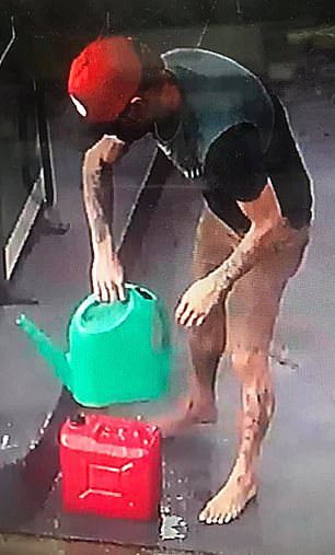 “希望大家帮帮我！”澳青少年偷走10升汽油，加油站老板发帖求助引网友热议 - 2