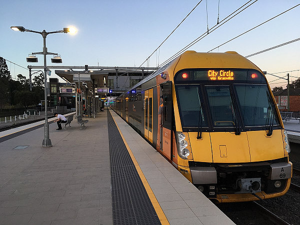 1200px-A_Set_at_Glenfield_railway_station,_September_2017.jpg,0