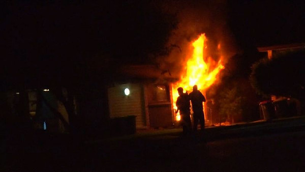 恐怖！澳住宅遭武装男子纵火焚烧，住户被持刀威胁（组图） - 2