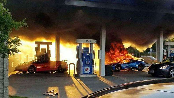 跑车在悉尼加油站内突然起火，加油小哥化解险情 - 1