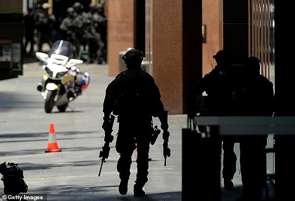 悉尼Lindt咖啡馆袭击案首席狙击手起诉警方！“他们本不应该死！”（组图） - 1
