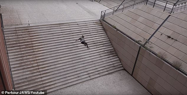 悉尼小哥从6米高台阶一跃而下，落地瞬间骨折（视频/组图） - 1