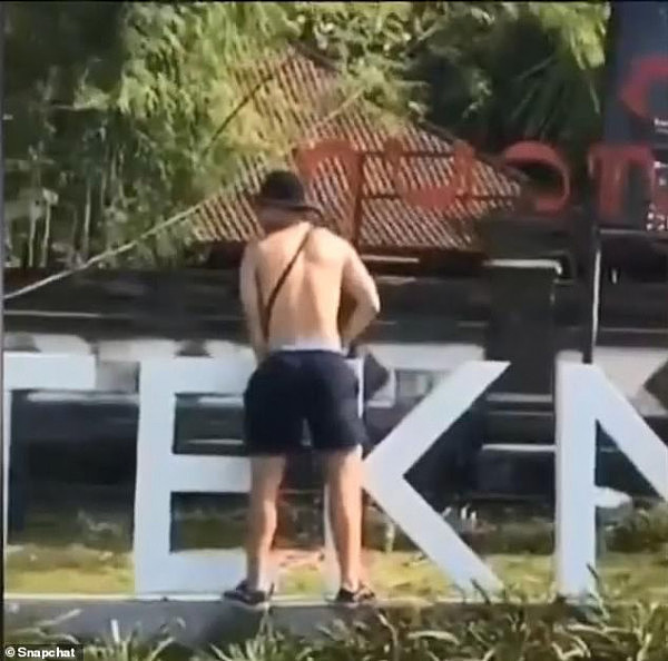 “不裸着就不好玩了！”一群澳男在巴厘岛公共场合裸奔、小便，遭网友怒斥（视频） - 1