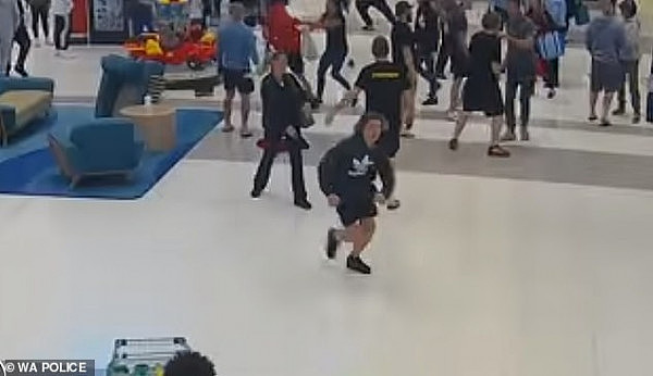 澳商场发生大规模斗殴事件！30名teenager参与其中，三人被打伤（视频） - 2