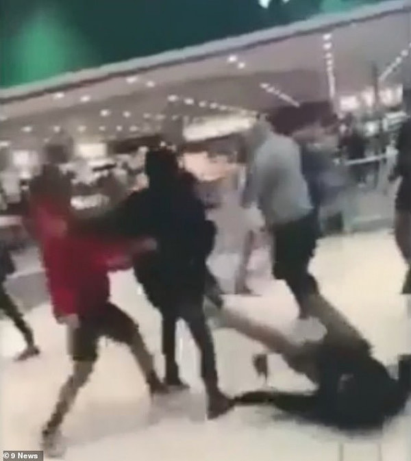 澳商场发生大规模斗殴事件！30名teenager参与其中，三人被打伤（视频） - 3