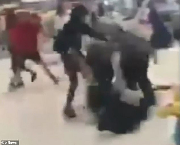 澳商场发生大规模斗殴事件！30名teenager参与其中，三人被打伤（视频） - 4