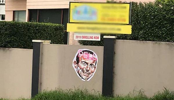 脏话连篇！悉尼街头惊现大量骂人海报，前总理艾伯特成攻击对象（组图） - 1