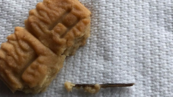 维州女子在知名品牌饼干中吃出4厘米长木屑，“我差点就死了”（组图） - 3