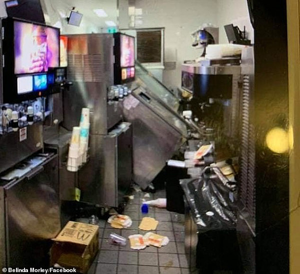 不走寻常路！澳七旬女司机驾车撞进麦当劳，厨房“大颠覆”，员工吓懵（组图） - 2