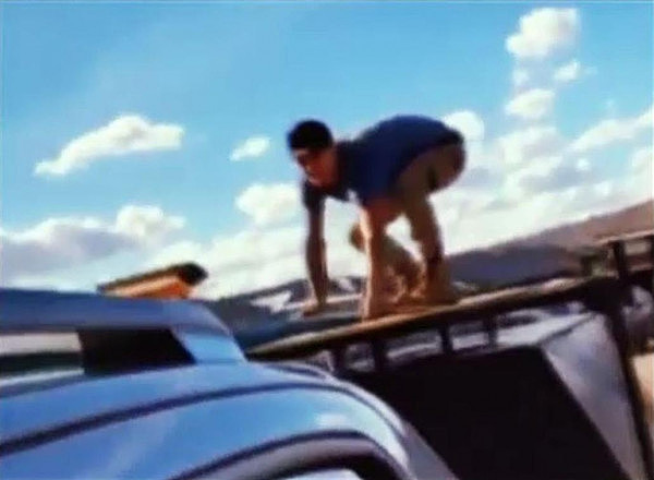 墨尔本建筑工人“拖车冲浪”视频在网上火起来，在一辆移动的拖车上表演手倒立（组图） - 1