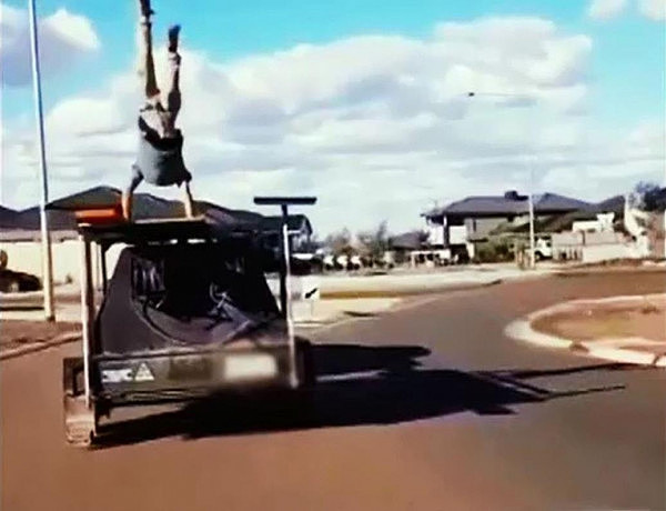 墨尔本建筑工人“拖车冲浪”视频在网上火起来，在一辆移动的拖车上表演手倒立（组图） - 2